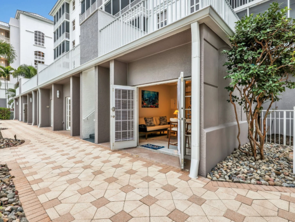 Spacious 3-Bedroom Condo in Naples - Renovated Resort-Style Amenities